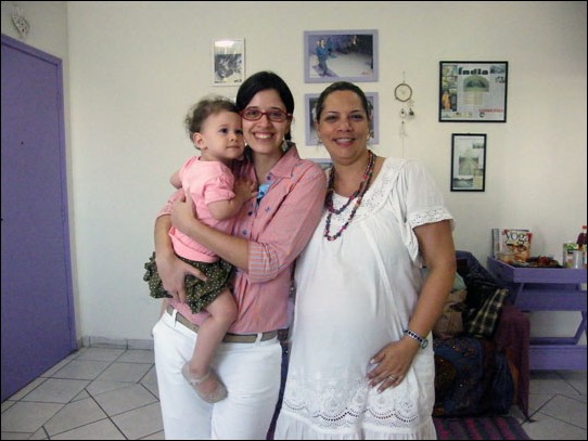 Nathalida Donato, criadora da Chefe de Papinha, com sua musa inspiradora, <br />Gabi (1 ano e 7 meses) e Adriana Vieira do espaço Namaskar Yoga