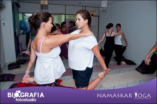 Alunas praticando aula de yoga pré-natal antes da Roda de Mães (janeiro 2013)