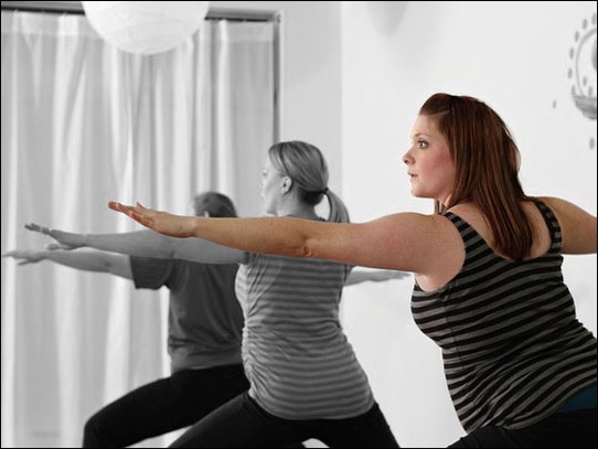 Mulheres gravidas praticando yoga , foto:ahturner