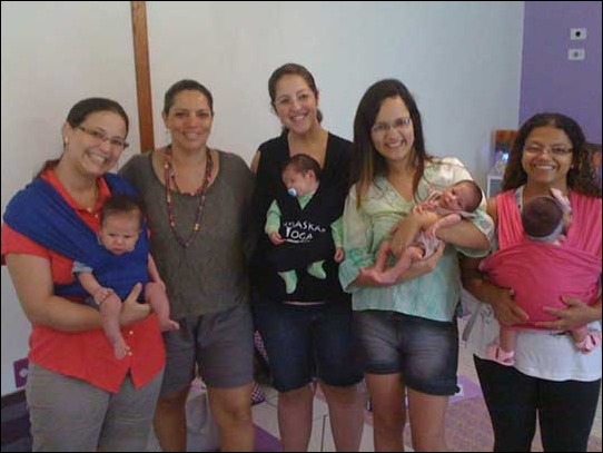 Lilian e Nicolas, Adriana Vieira (doula, instrutora de Yoga pré-natal, grávida de 16 semanas), Luana e Guilherme, Vivi e Lorena e Maria e Monique - amigas desde as aulas de yoga pré-natal, e agora no curso de Shantala