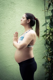 Namaskar Yoga - Tadasana<br />Inicie de pé, com as mãos em prece, na altura do coração e vá conduzindo as mãos em direção ao alto ( alongando a lateral do corpo)