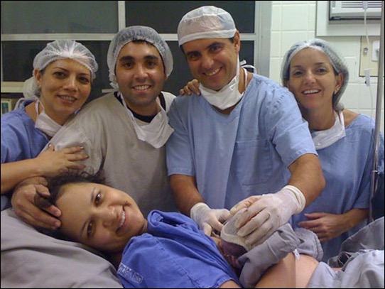 Adriana Vieira (doula), Gustavo (pai de Lorena), Dr Nilton Starnini (pediatra), Dra Claudia Ribas (obstetra) no parto normal de Viviane Oliveira