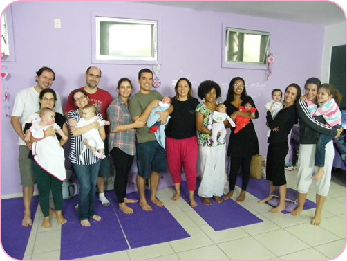 NamaskarYoga-Bom, depois de aprenderem a massagem, e quando os bebês já completaram um mês de vida, é hora de voltar a praticar Yoga. 