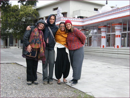 Companheiras de viagem: Fernanda Menes, Tania e Leninha, comigo no Ashram Dayananda (em Rishikesh- India 2013)