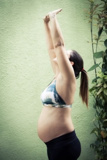 Namaskar Yoga - Urdhva Hastanasana<br />Mantendo as mãos para o alto forme um triangula entre as mãos (indicadores e polegares se tocam) e comece a conduzir os braços e tronco alongados para baixo