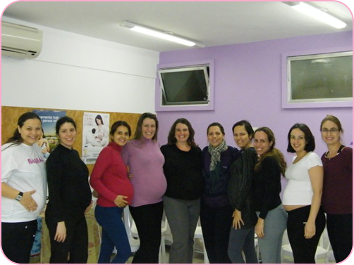 Aqui, Michele ladeada das amigas de yoga pré-natal.<br />Da esquerda pra direita: Lilian, Thais,Tamara (de blusa pink, que lhe deu a medalha de NS do Bom Parto),<br />e dou outro lado Renata Praça, Prof Adriana Vieira,Vivi, Dani, Claudia e Tati