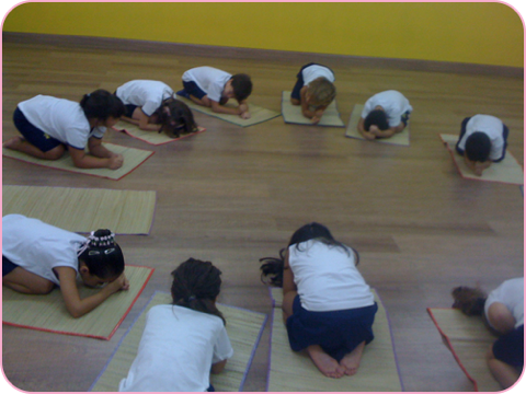 NamaskarYoga-Aula de Yoga para mães e filhos no Colégio Novo Tempo