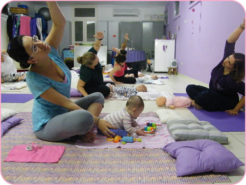 NamaskarYoga-I Yoga para mãe, carinho para os bebês = assim é o babyoga