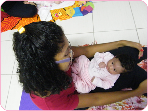 NamaskarYoga-Jaqueline e Isabella na aula de Babyoga - 22 de maio 2012