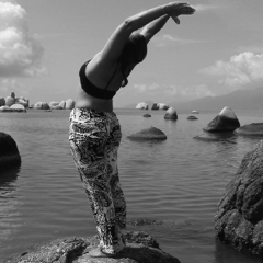 foto: Adriana Vieira - Praticou Yoga na Índia (2004), celeiro mundial dessa filosofia, onde estudou as raízes da cultura local, além do Budismo, Hinduísmo e Jainísmo.
Publicou matérias sobre Índia, Nepal, Holanda, Bélgica, Luxemburgo, entre outros países e culturas para o Jornal