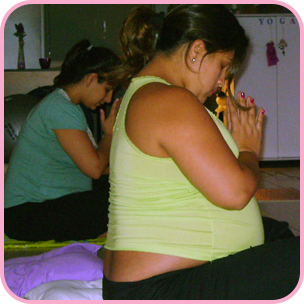 Foto: aula de yoga pré-natal em Santos. Ana de Castro e Flavia Faria Samarco, grávida de gêmeas!