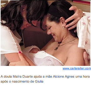 Pasted GraA doula Maíra Duarte ajuda a mãe Alcione Agnes uma hora após o nascimento de Giuliap