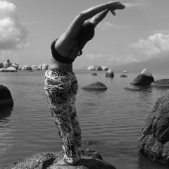 foto: Adriana Vieira - Praticou Yoga na Índia (2004), celeiro mundial dessa filosofia, onde estudou as raízes da cultura local, além do Budismo, Hinduísmo  e Jainísmo.
Publicou matérias sobre Índia, Nepal, Holanda, Bélgica, Luxemburgo, entre outros países e culturas para o Jornal 